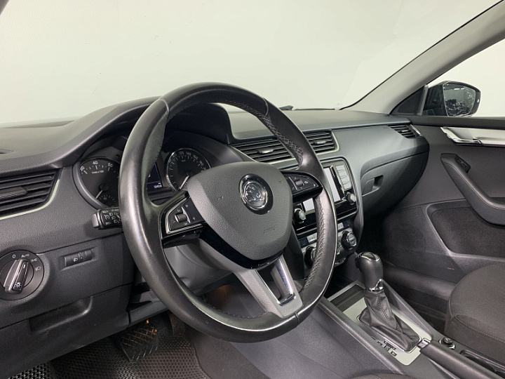 SKODA Octavia 1.8, 2017 года, Робот, ЧЕРНЫЙ