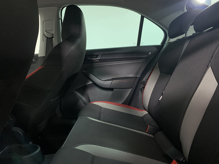 SKODA Rapid 1.6, 2018 года, Автоматическая, ЯРКО-СИНИЙ