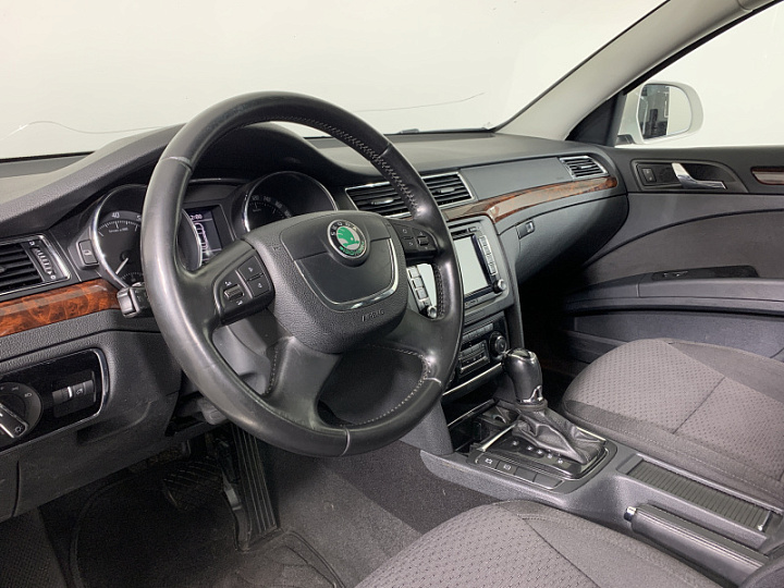 SKODA Superb 1.8, 2013 года, Робот, БЕЛЫЙ