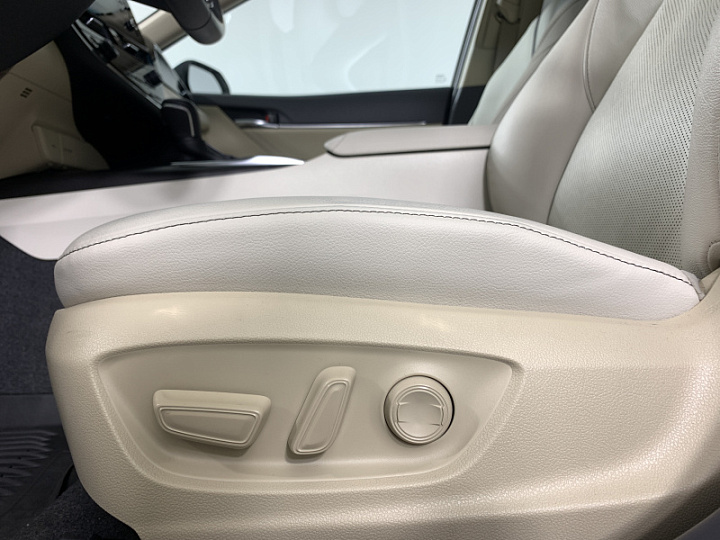 TOYOTA Camry 2.5, 2021 года, Автоматическая, БЕЛЫЙ