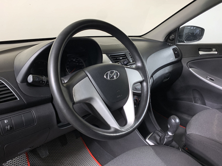 Hyundai Solaris 1.6, 2012 года, Механика, Черный