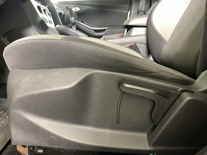 Ford Focus 1.6, 2014 года, Механика, Серебристый