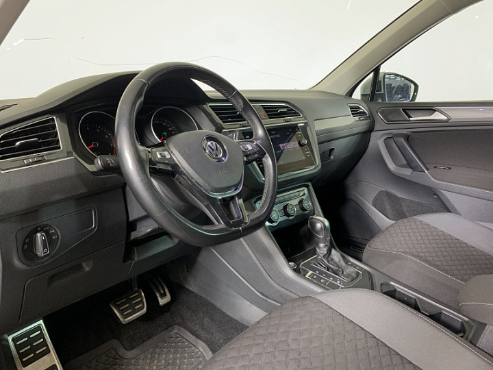 VOLKSWAGEN Tiguan 1.4, 2018 года, Робот, Серебристый