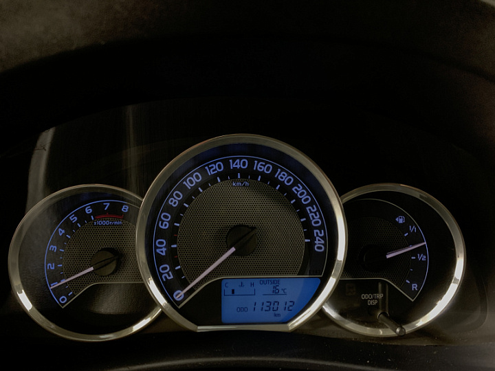 TOYOTA Corolla 1.5, 2013 года, Механика, Серебристый