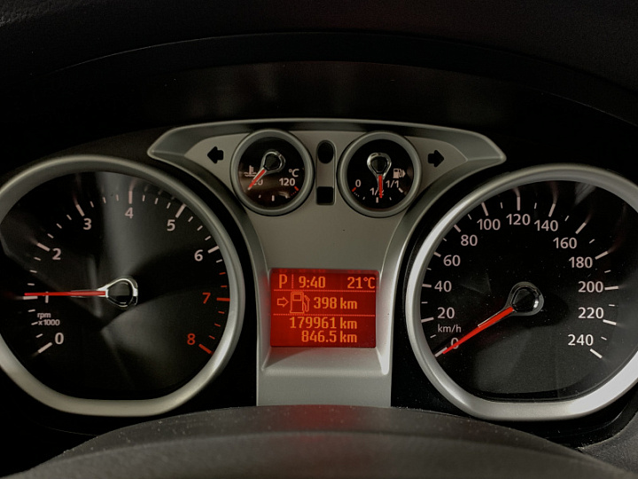 Ford Focus 1.6, 2010 года, Автоматическая, Серебристый