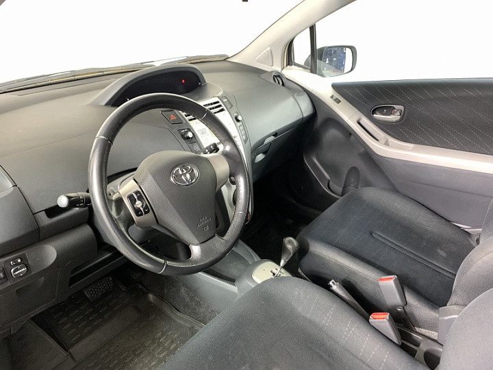 TOYOTA Yaris 1.3, 2008 года, Робот, Серебристый