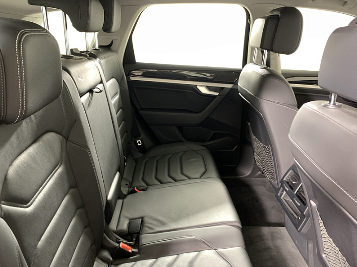 VOLKSWAGEN Touareg 3, 2018 года, Автоматическая, Серебристый