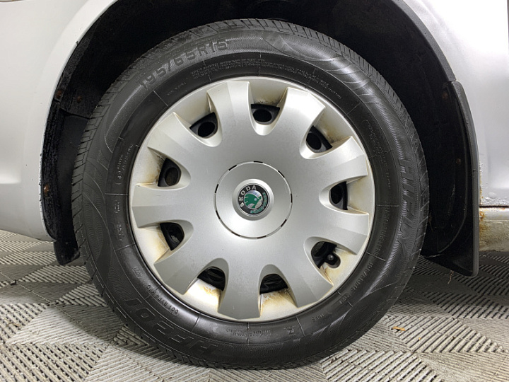 SKODA Octavia 1.6, 2010 года, Механика, Серебристый