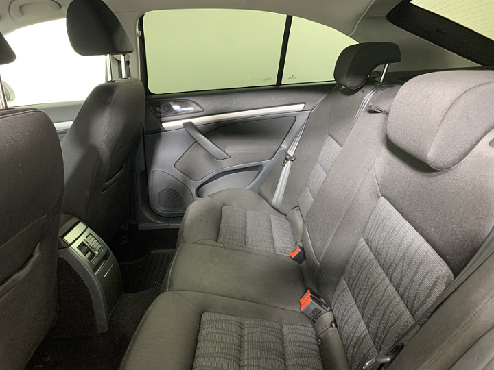 Skoda Octavia 1.8, 2012 года, Автоматическая, Бежевый