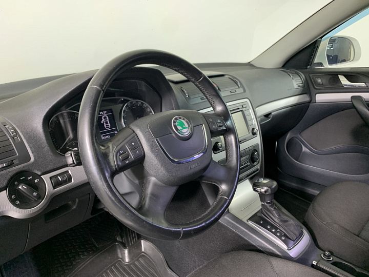 SKODA Octavia 2, 2012 года, Автоматическая, БЕЛЫЙ