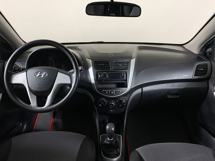 Hyundai Solaris 1.6, 2012 года, Механика, Черный