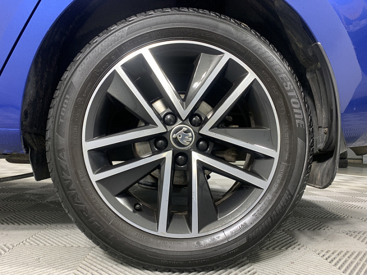 SKODA Rapid 1.6, 2018 года, Автоматическая, ЯРКО-СИНИЙ