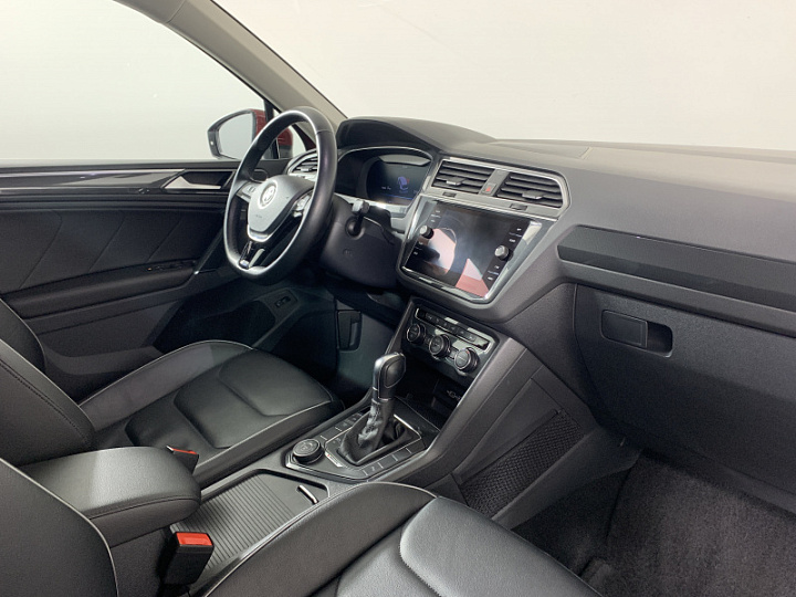 VOLKSWAGEN Tiguan 2, 2018 года, Робот, Вишневый