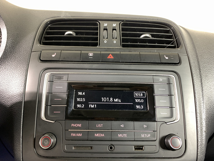 Volkswagen Polo 1.6, 2015 года, Механика, Серебристый