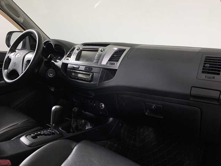 TOYOTA Hilux 3, 2015 года, Автоматическая, Серебристый