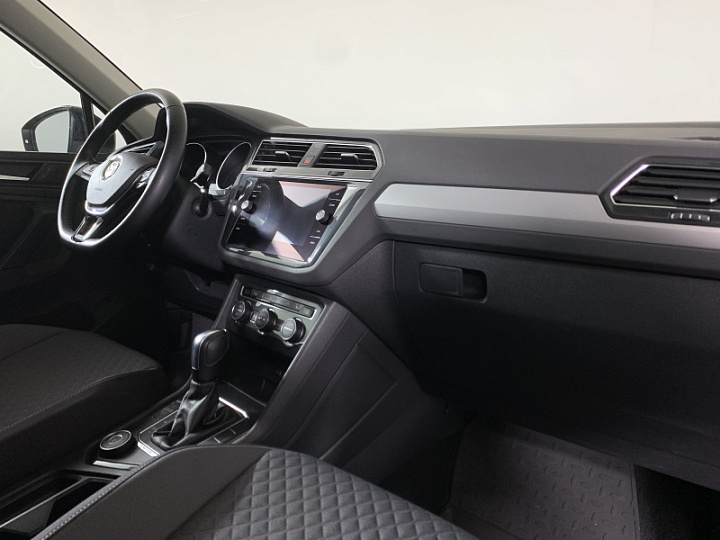 Volkswagen Tiguan 1.4, 2020 года, Робот, Черный
