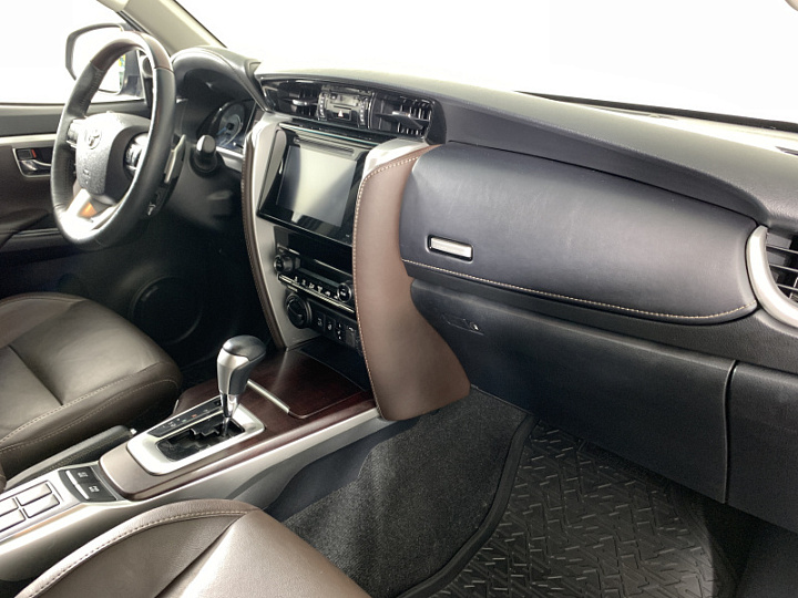 TOYOTA Fortuner 2.8, 2017 года, Автоматическая, Темно-Коричневый