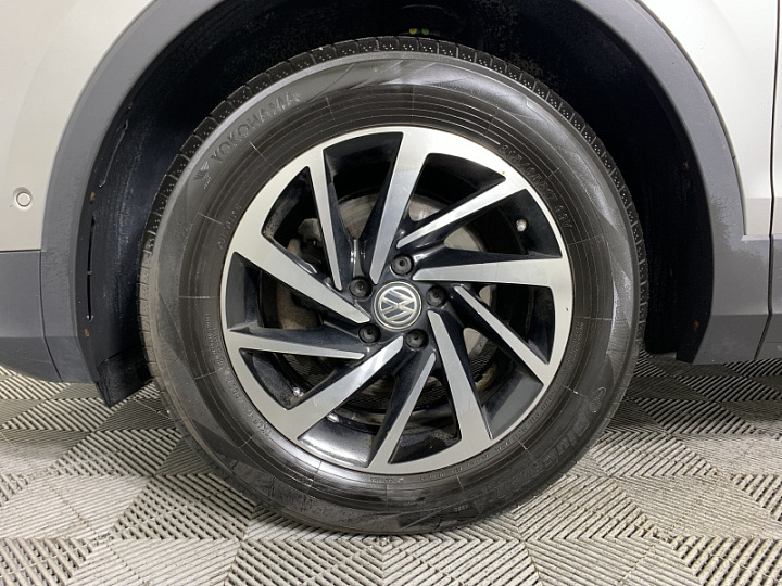 VOLKSWAGEN Tiguan 1.4, 2018 года, Робот, Серебристый