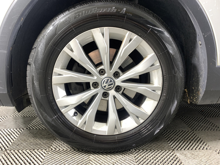 Volkswagen Tiguan 1.4, 2019 года, Робот, Белый