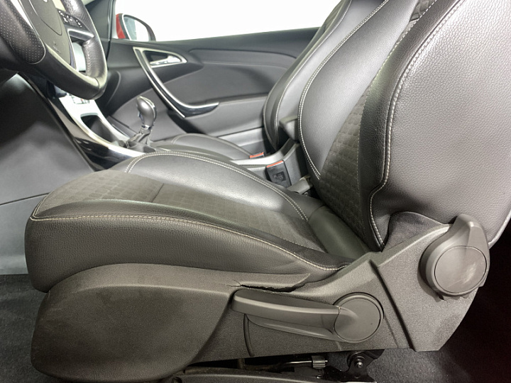 Opel Astra 1.6, 2012 года, Механика, Красный