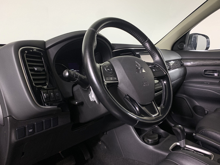 Mitsubishi Outlander 2.4, 2015 года, Вариатор, Серебристый