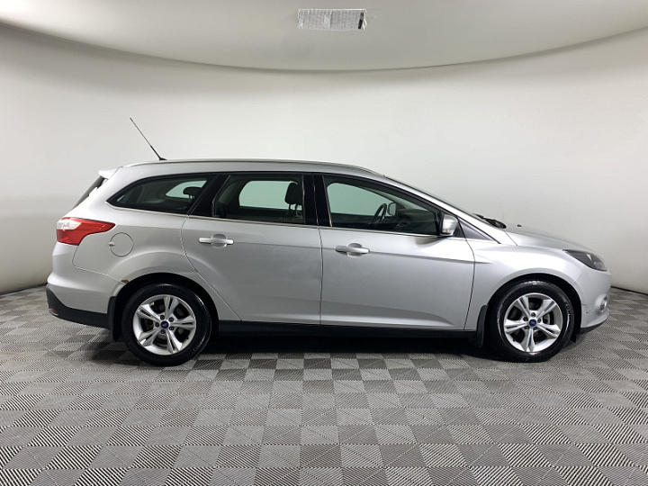 Ford Focus 1.6, 2014 года, Механика, Серебристый