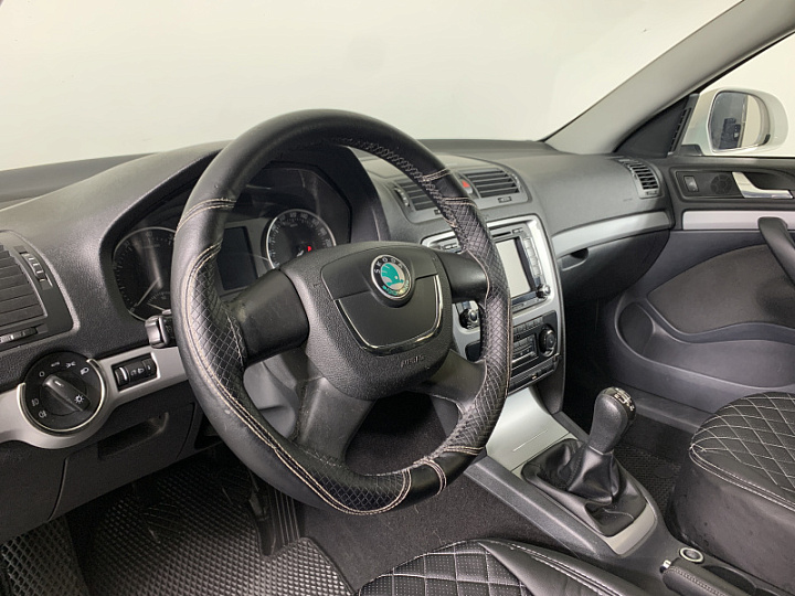 SKODA Octavia 1.6, 2012 года, Механика, БЕЛЫЙ