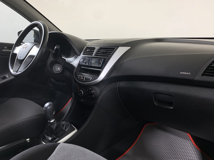 Hyundai Solaris 1.6, 2012 года, Механика, Черный