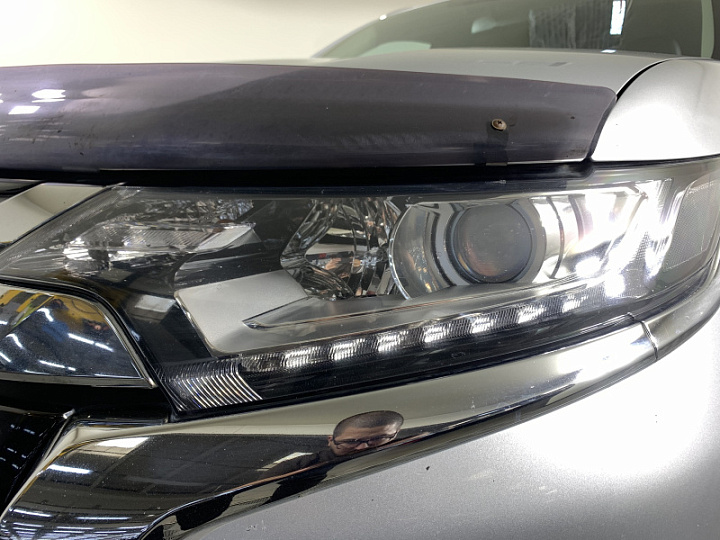 Mitsubishi Outlander 2.4, 2015 года, Вариатор, Серебристый