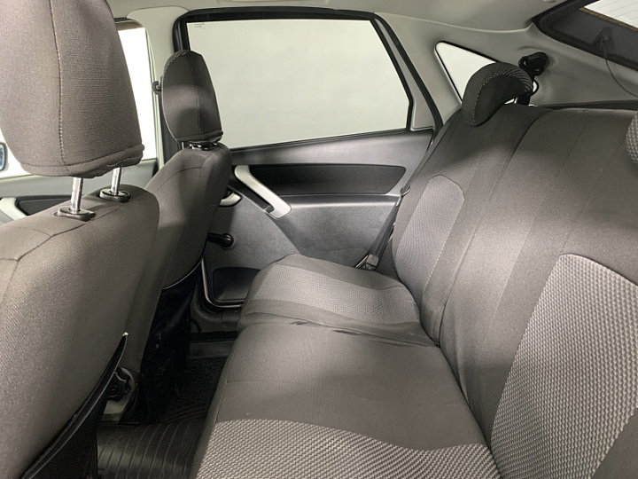 Lada Granta 1.6, 2017 года, Механика, Серебристый