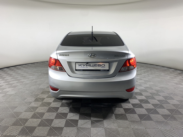Hyundai Solaris 1.6, 2013 года, Механика, Серебристый