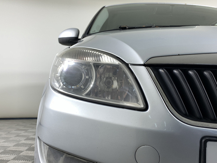 SKODA Fabia 1.4, 2011 года, Механика, Серебристый