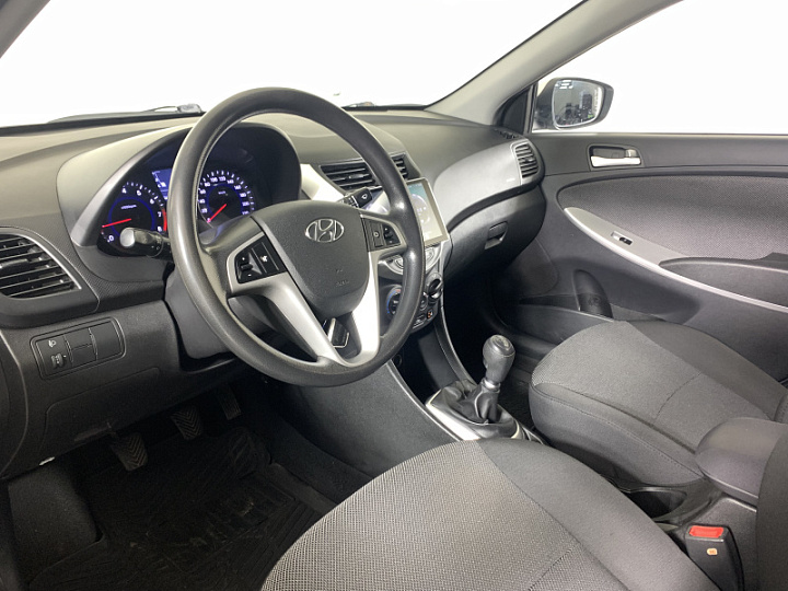 Hyundai Solaris 1.6, 2013 года, Механика, Серебристый
