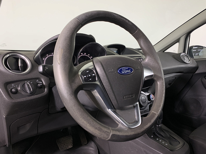 FORD Fiesta 1.6, 2015 года, Робот, Серебристый