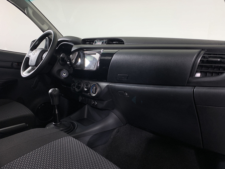 TOYOTA Hilux 2.4, 2022 года, Механика, БЕЛЫЙ