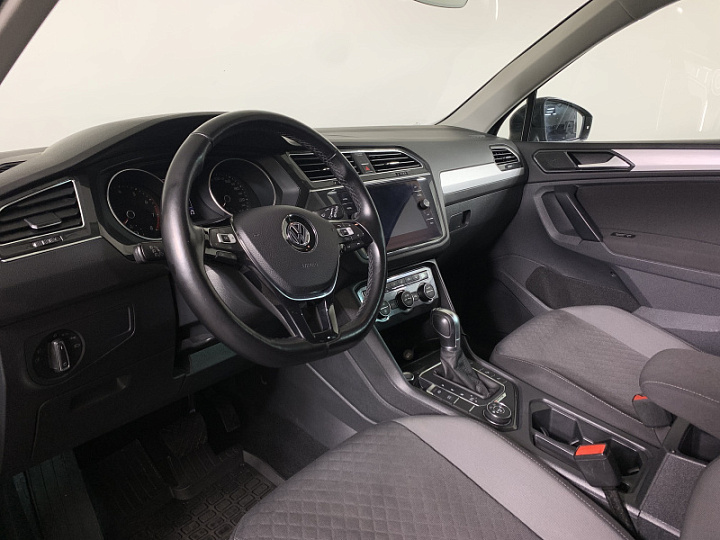 Volkswagen Tiguan 1.4, 2018 года, Робот, ЧЕРНЫЙ