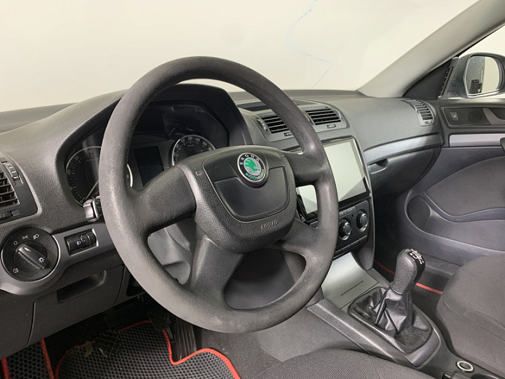 SKODA Octavia 1.6, 2010 года, Механика, Серебристый