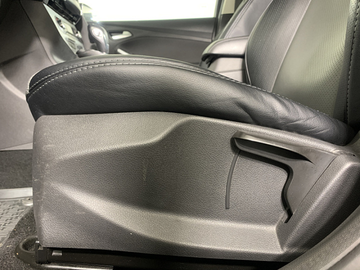 FORD Focus 1.6, 2013 года, Робот, Серо-коричневый