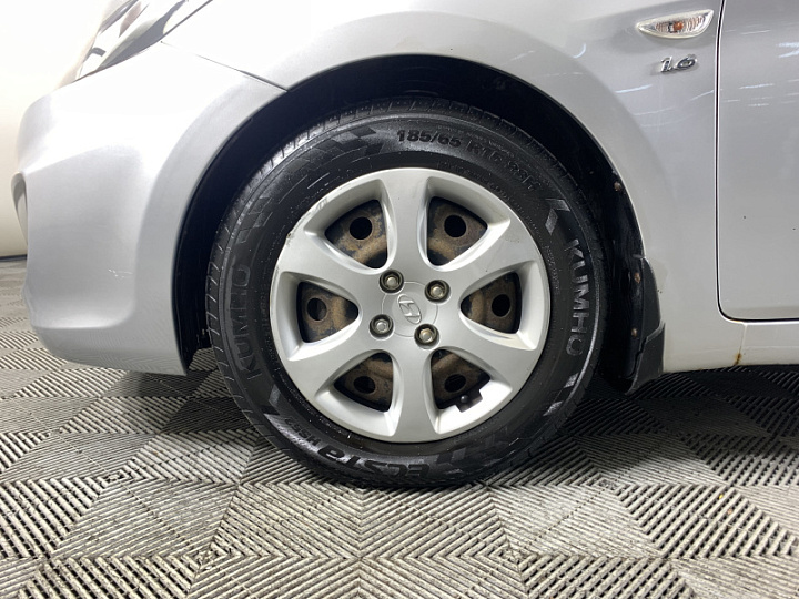 Hyundai Solaris 1.6, 2013 года, Механика, Серебристый