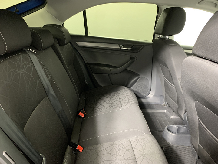 SKODA Rapid 1.6, 2019 года, Автоматическая, ЯРКО-СИНИЙ