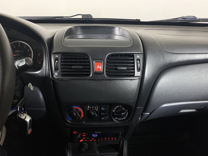 Nissan Almera 1.5, 2005 года, Механика, Черный