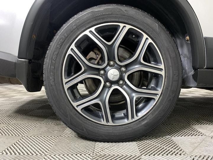 Mitsubishi Outlander 2.4, 2015 года, Вариатор, Серебристый