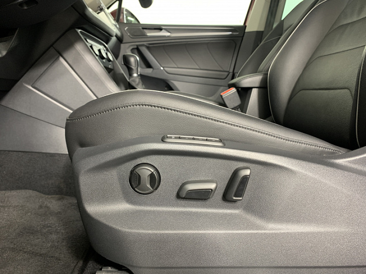 VOLKSWAGEN Tiguan 2, 2018 года, Робот, Вишневый
