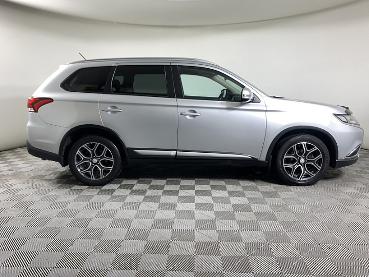 Mitsubishi Outlander 2.4, 2015 года, Вариатор, Серебристый