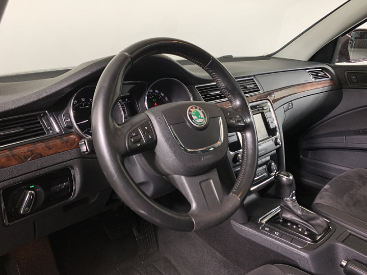 SKODA Superb 2, 2013 года, Робот, ТЕМНО-БОРДОВЫЙ
