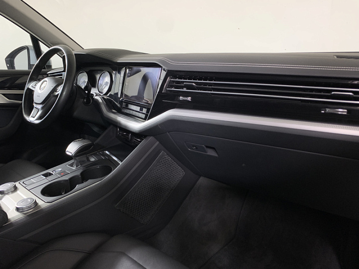 VOLKSWAGEN Touareg 3, 2018 года, Автоматическая, Серебристый