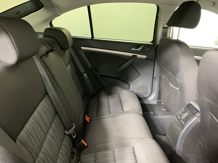 Skoda Octavia 1.8, 2012 года, Автоматическая, Бежевый