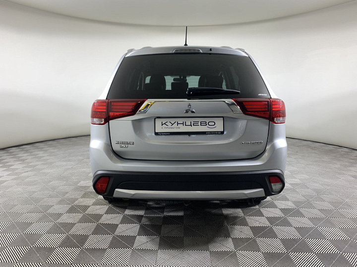 Mitsubishi Outlander 2.4, 2015 года, Вариатор, Серебристый