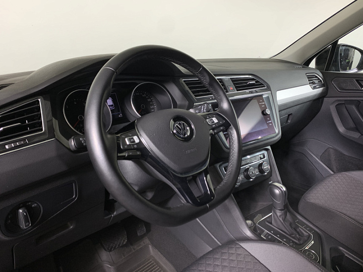 Volkswagen Tiguan 1.4, 2020 года, Робот, Черный