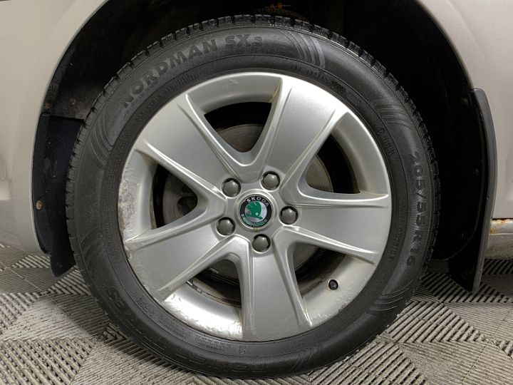 Skoda Octavia 1.8, 2012 года, Автоматическая, Бежевый